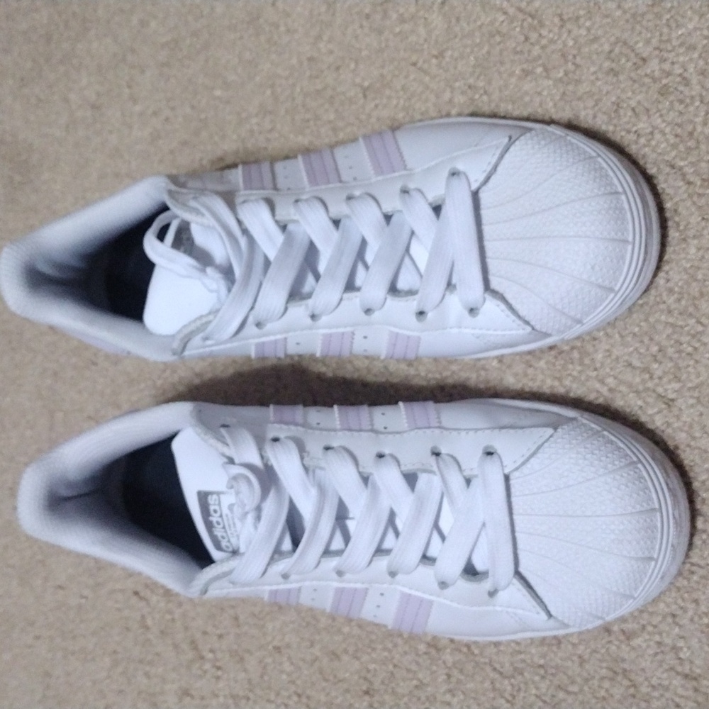 Women's Adidas low top shell top sneakers